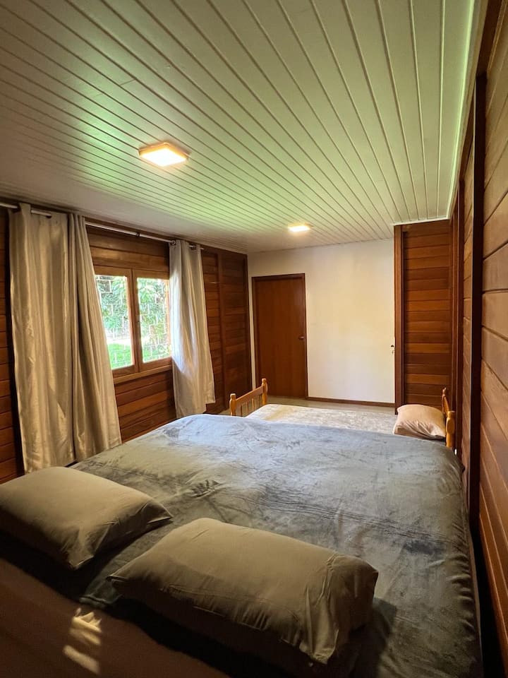 Camera da letto 01 - Bagno interno. 1 letto king size, 1 letto singolo e 1 culla.