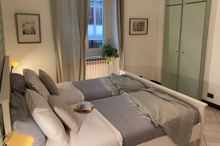 Segundo dormitorio luminoso y acogedor, con dos camas individuales de madera perfectas para adultos o niños. Completa con un escritorio, un armario empotrado y aire acondicionado para garantizar comodidad y conveniencia durante tu estadía.