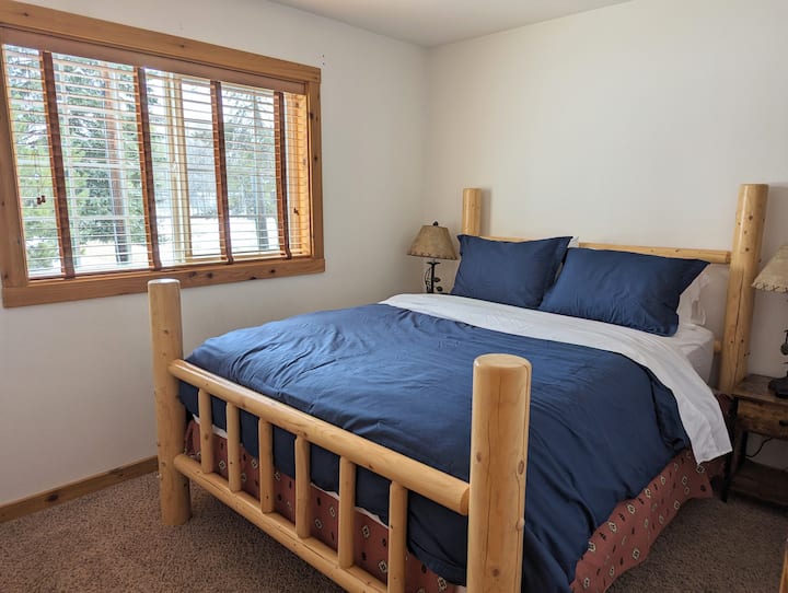 غرفة النوم رقم2 بسرير بحجم كبير