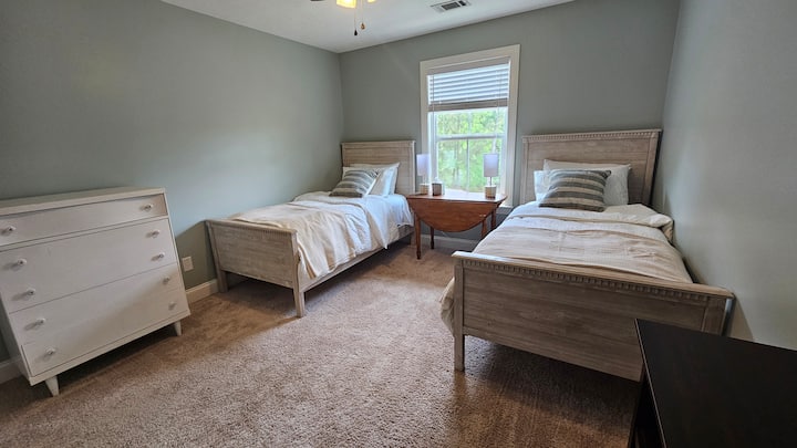 Komoda + závesný šatník (nie je na obrázku) na uloženie vecí počas pobytu.