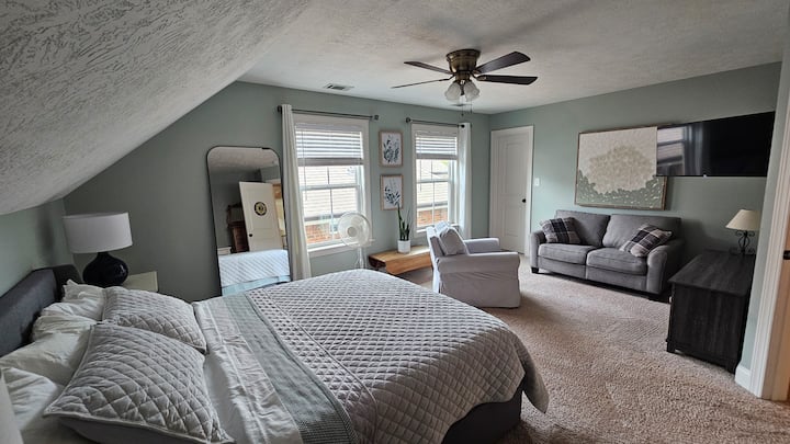 Zrkadlo v plnej výške a samostatný závesný šatník. Užite si nástennú inteligentnú televíziu z postele alebo z obývacieho priestoru.