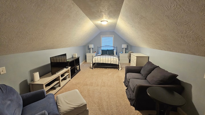 Ryanova spálňa. Matrac veľkosti Queen [fialový], komoda, nové koncové stolíky, s gaučom a zábavnou zónou. Samostatný závesný šatník (nie je na obrázku)