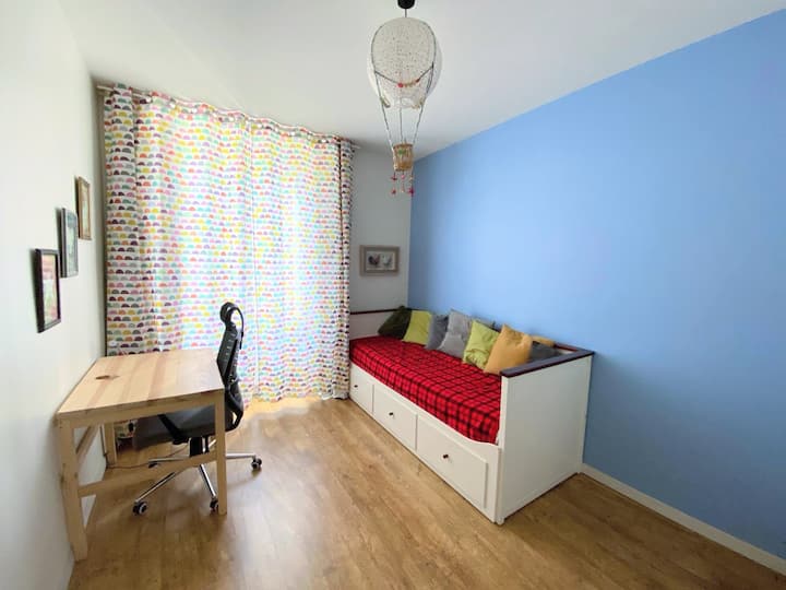 המיטה הנפתחת בגודל 80x200 הופכת בקלות למיטה בגודל 160x200 במידת הצורך. שני המזרנים, זהים, עבים ונוחים מאוד.
שולחן עם כיסא משרדי טוב מאפשר לכם לעבוד מרחוק.
החדר הזה משקיף על הגינה.