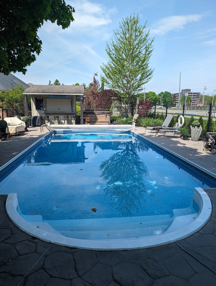 Modern Suite: Pool & Hot Tub - Tillsonburg