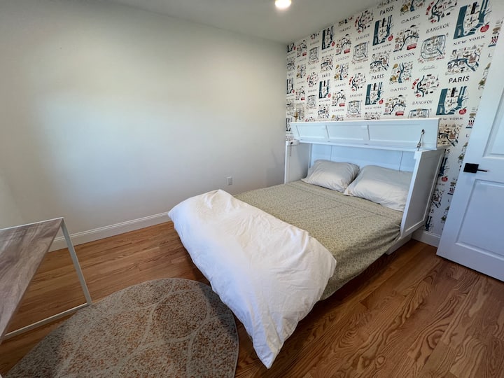 Godoro halisi la inchi 10 la malkia - lenye starehe sana. Vyumba vyote vya ghorofa vina vivuli vya kuzima.