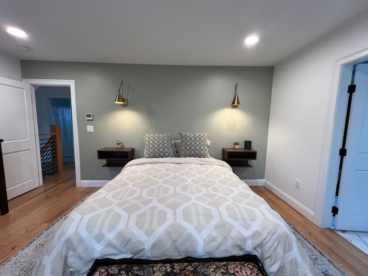 Chumba cha kulala cha malkia chenye bafu la marumaru.  Magodoro yote ni mapya na madirisha yana mapazia ya kuzima 