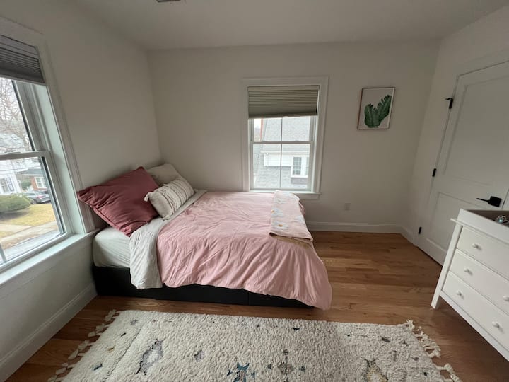 Kitanda kamili chenye godoro jipya, duvet ya goose na vivuli vya kuzima