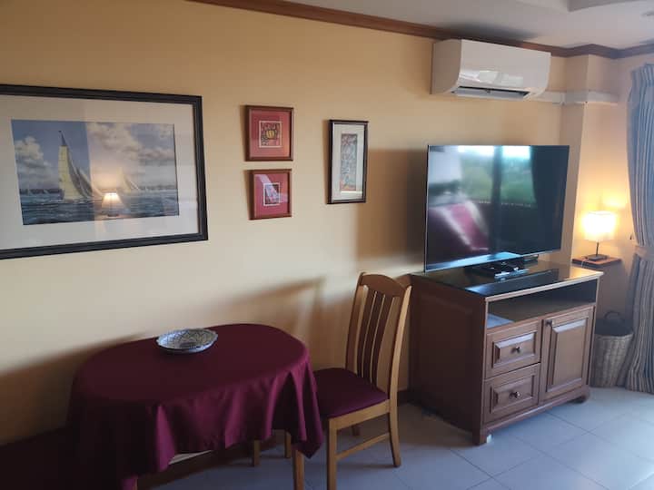 Classically Designed Sea View Condo With Pool. - Pattaya City