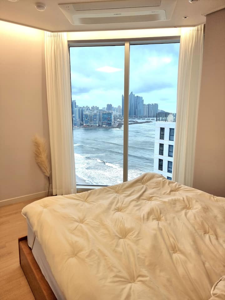 Ľahnite si na posteľ a užite si večer s výhľadom na zrak do parku a projektorom so sklom.
