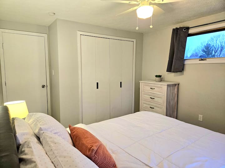 Arriba con cama queen. Cortinas opacas para una gran noche de sueño