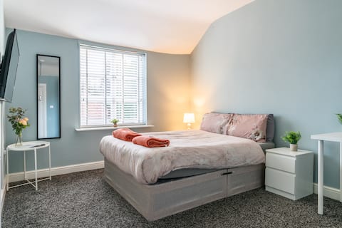 8BR Group House Sleeps 21 Near Donington & EMA