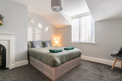 8BR Group House Sleeps 21 Near Donington & EMA
