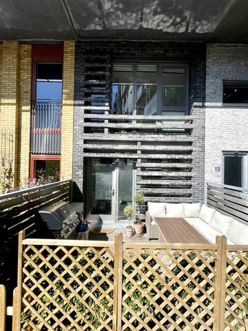 Private canal house on water in Copenhagen, DK gallery image 2