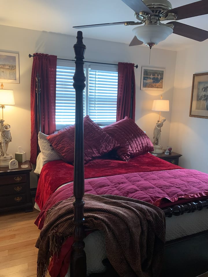 מיטת קווין סייז נוחה במיוחד, הרבה שמיכות, הרבה כריות, חמימות במיוחד. יש גם טלוויזיה עם שלט.