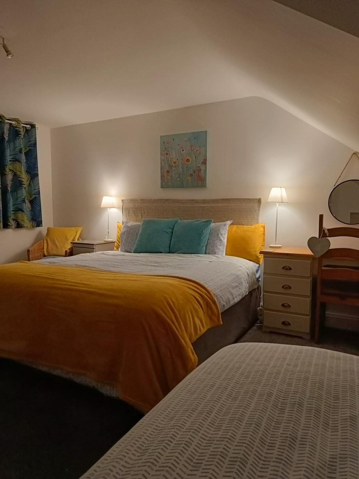 Ფართო საძინებელი ზემოთ, სუპერკინგით (მიბმული 2 ერთადგილიანი) + 1 ერთადგილიანი საწოლი. Გასახდელი მაგიდა/სამუშაო მაგიდა.  33" ტელევიზორი.  