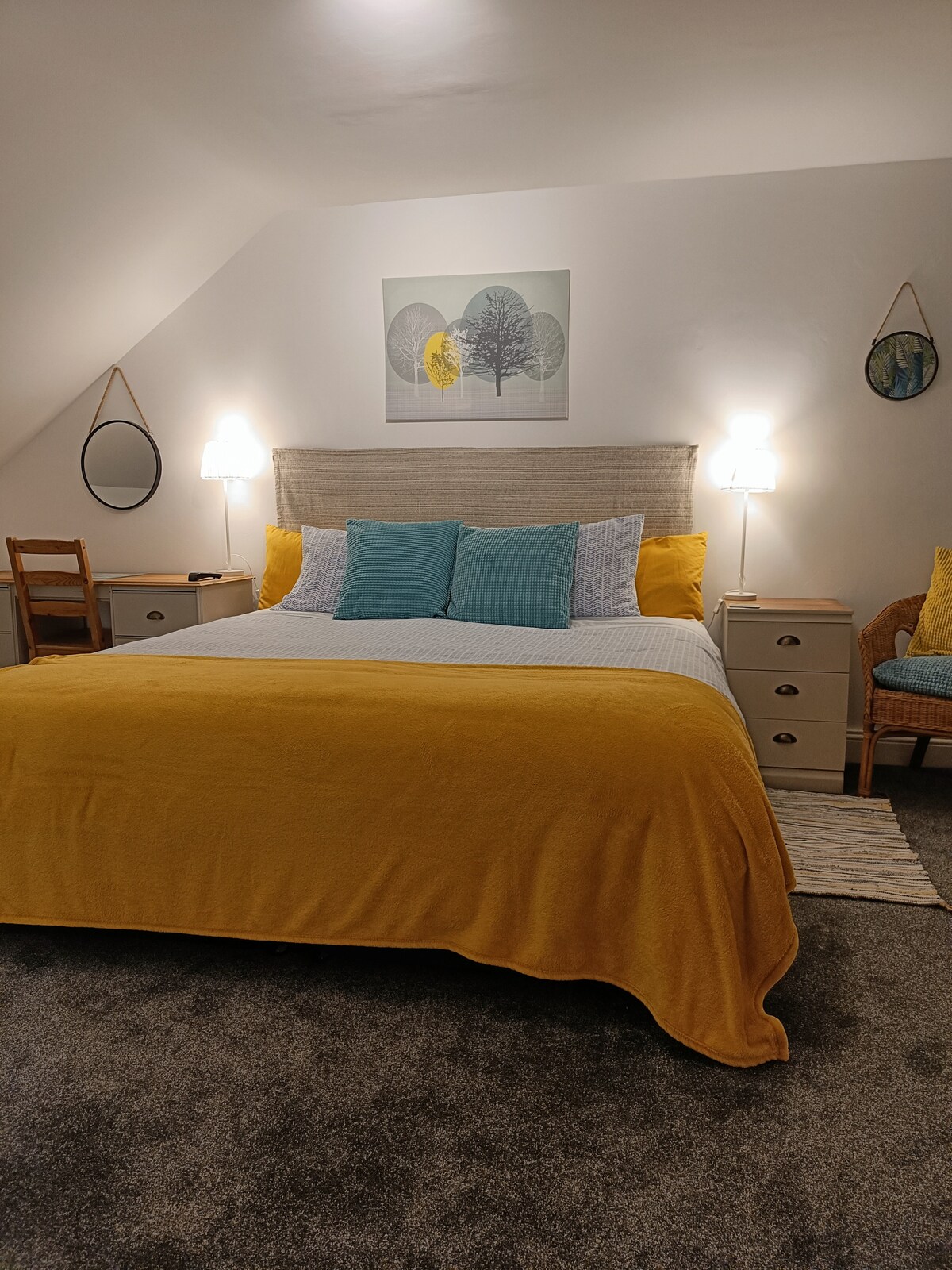 მე-2 ზემოთ საძინებელი სუპერკინგით (2 მიბმული ერთადგილიანი) + დამატებითი ერთადგილიანი საწოლი. Გასახდელი მაგიდა/სამუშაო მაგიდა. 33"ტელევიზორი. ზემოთ მოცემული ორი საძინებელი იზიარებს სააბაზანოს ზემოთ.