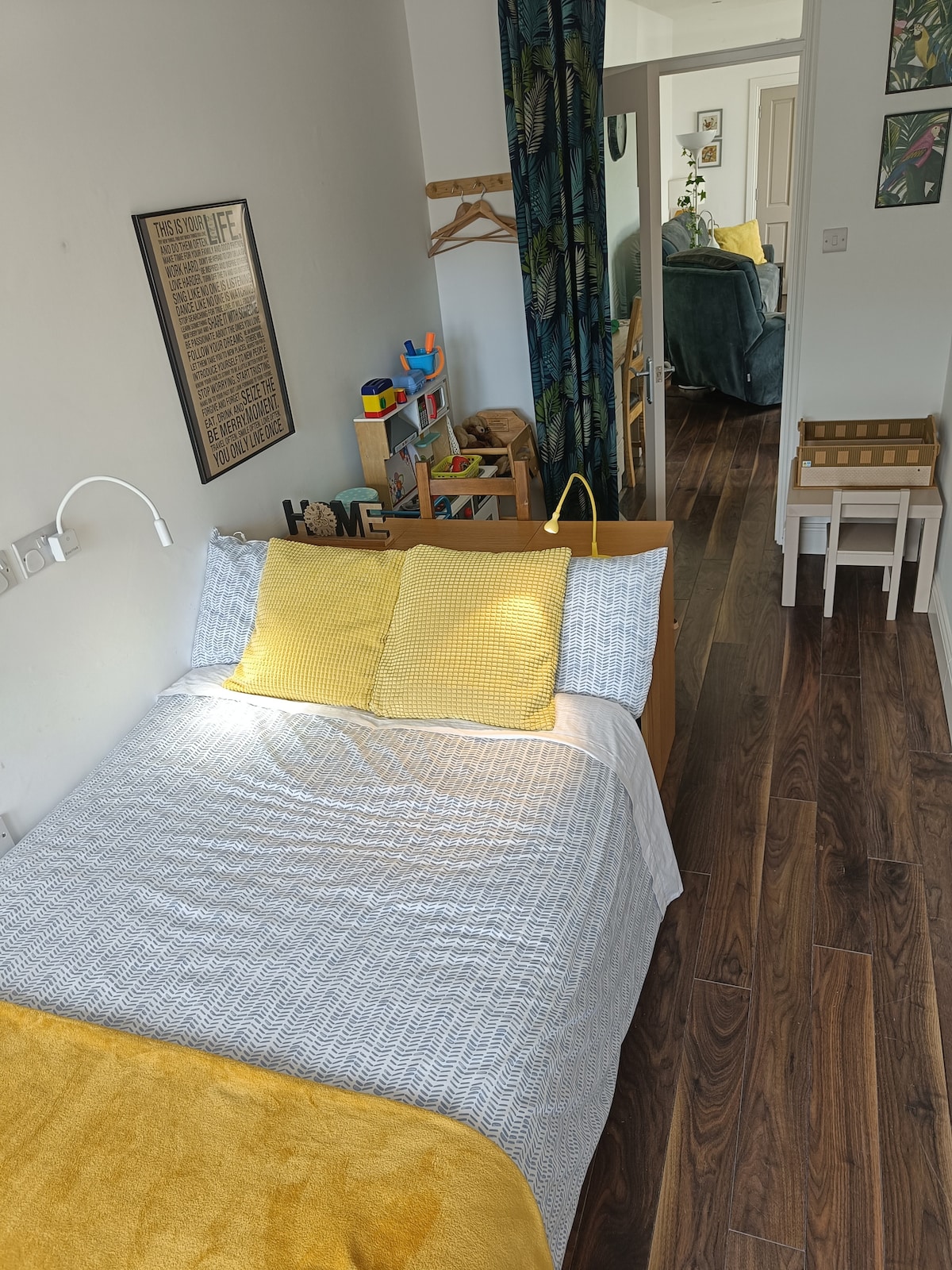 მე-2 სართულზე საწოლის შესწავლა 4 ფუტიანი ორადგილიანი საწოლით, სამუშაო მაგიდით/საგარდერობო მაგიდით და სათამაშო დენით.