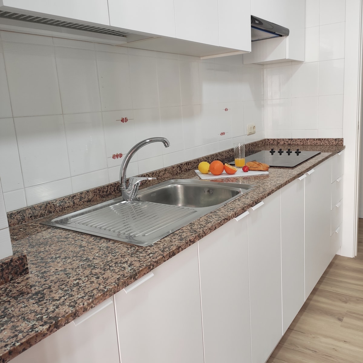 Top Airbnb: Renovated in 2024, bright, port area and promenade in Santa Pola