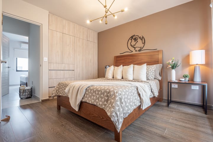 Главната спалня разполага с климатик, самостоятелна баня, вентилатор, висококачествени чаршафи и супер меки възглавници за подобряване на съня 