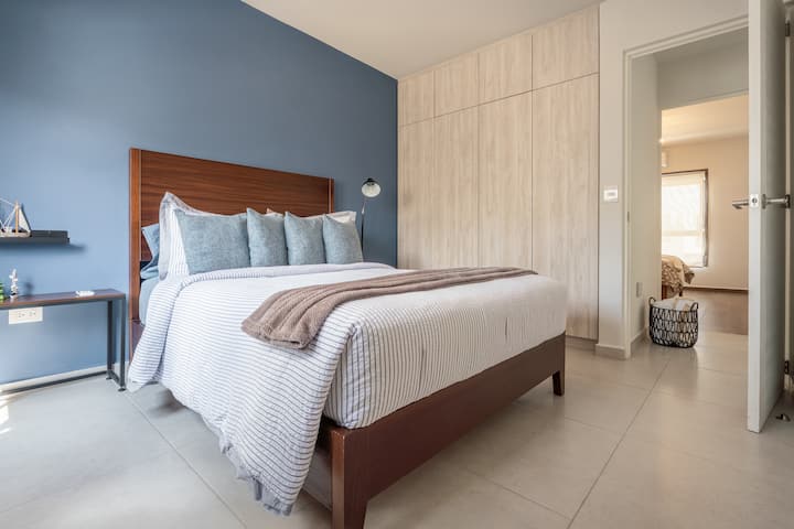 Втората ни стая има климатик, висококачествен вентилатор, чаршафи и супер меки възглавници, за да се подобри сънят 