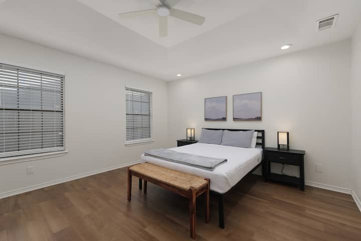 Главна спална соба со брачен кревет.