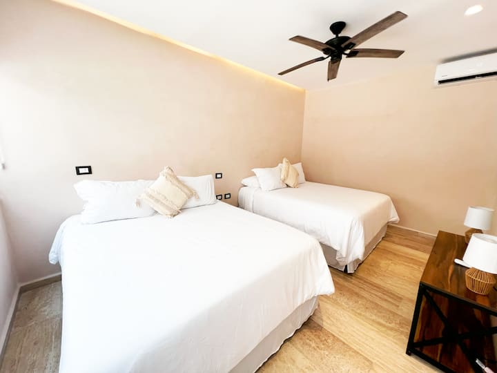 Მეორადი საძინებელი ორი საწოლით
Იდეალურია ოჯახებისთვის ან ჯგუფებისთვის. ეს ოთახი გთავაზობთ ორ ფართო საწოლს, ჭერის ვენტილატორს და ნეიტრალურ ტონებს მშვიდი ძილისთვის.