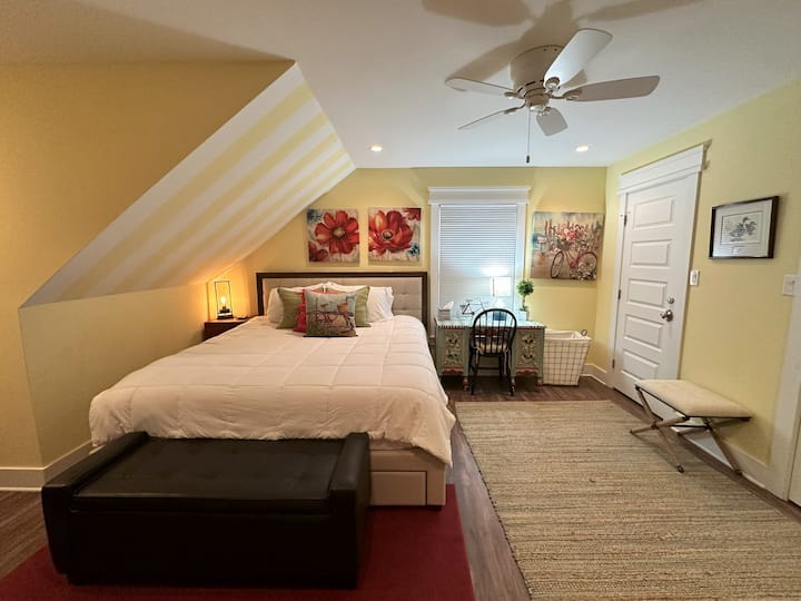 Საძინებელი 3 | საწოლი დიდი ზომის | მე-2 სართული | გონიერი ტელევიზორი