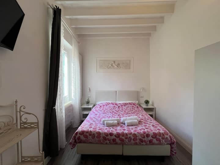SPÁLŇA 1 : Kompletne zrekonštruovaný garsónkový apartmán! Taliansky šarm so sadrovými reliéfnymi detailmi a sklenenými blokmi, ktoré poskytujú vylepšené prirodzené svetlo.