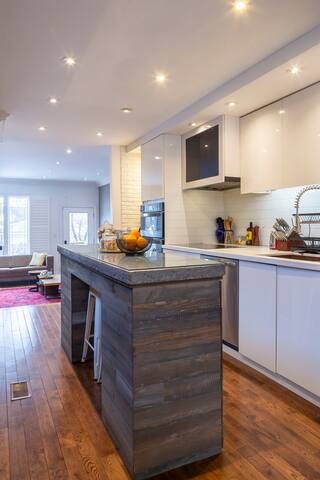 Beautiful Spacious House in Toronro – Greek Town gallery image 5