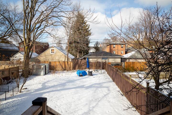 Beautiful Spacious House in Toronro – Greek Town gallery image 2