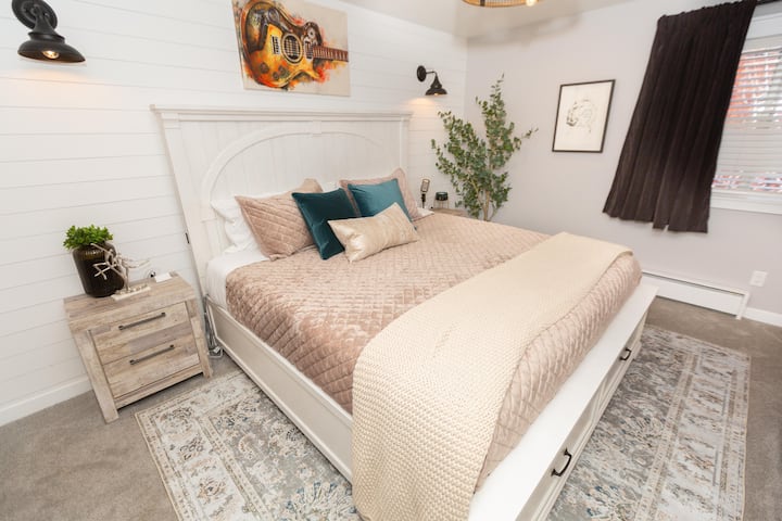 Recupera de tus actividades en esta cómoda cama tamaño king.  Almohadilla de calefacción eléctrica disponible para tu configuración de comodidad en ambos lados.  Manta de calefacción eléctrica y mantas adicionales a los pies de la cama. 
