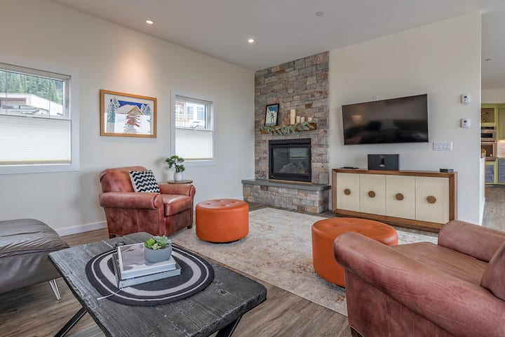 Amazing - Features  King Beds, Ensuites & Elevator - Armstrong
