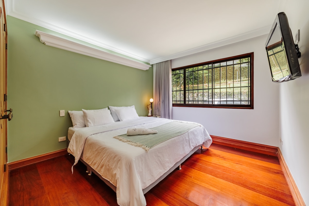 Habitación #3 con TV con Roku, cama King, closet, madera brasileña importada, cortinas 100% blackout y acabados de lujo.