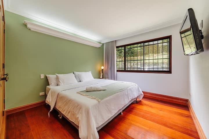 Habitación #3 con TV con Roku, cama King, closet, madera brasileña importada, cortinas 100% blackout y acabados de lujo.