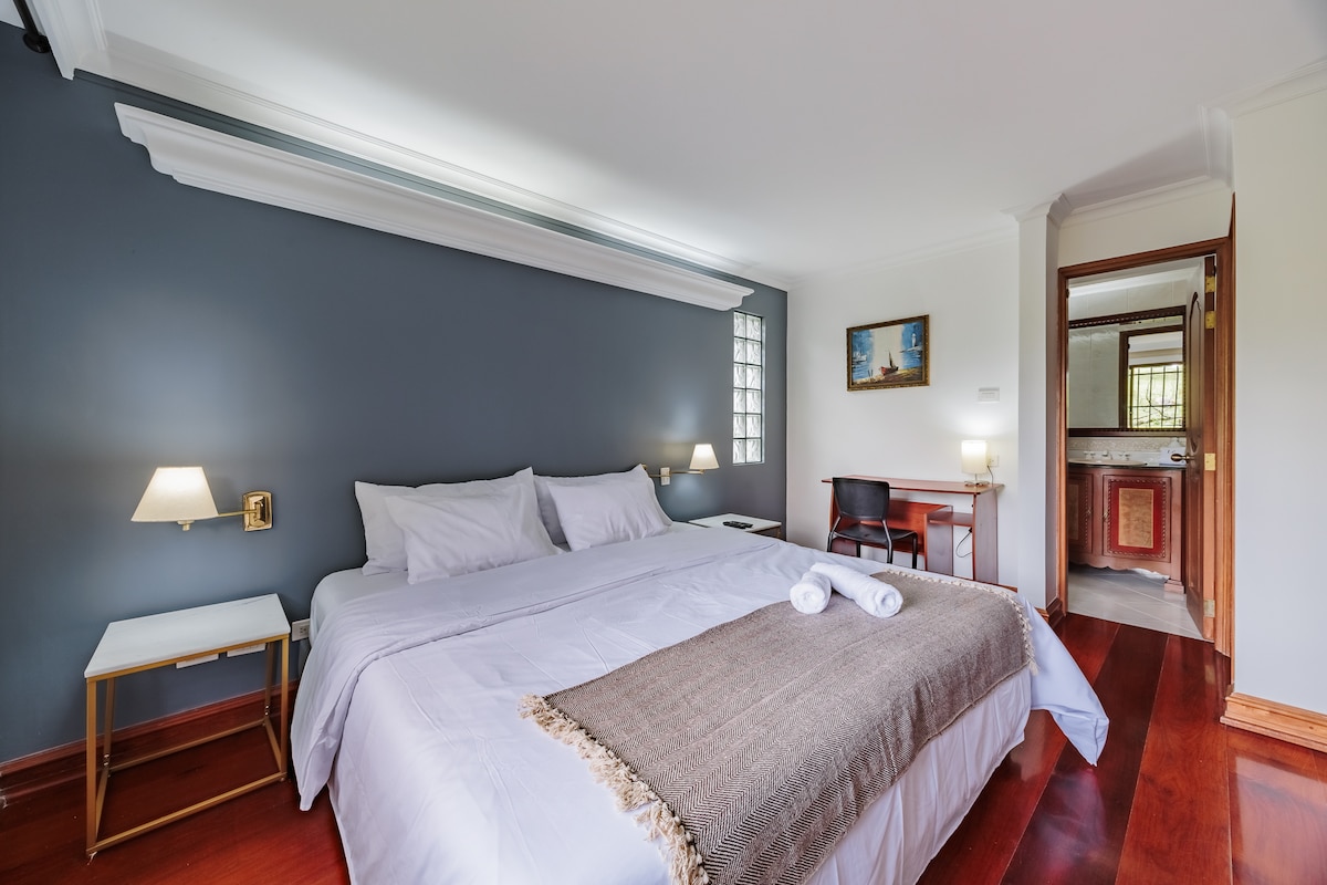 Habitación #2 con TV smart, walking closet, baño privado, escritorio, madera brasileña importada, blackout y acabados de lujo.