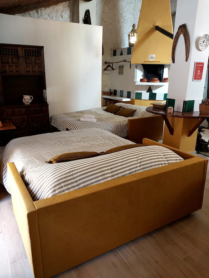 Se trata de dos sofas camas con cochón de 1,40 y almohada. Con sistema de fácil apertura, sistema Italiano, muy cómodos. Sábanas y nórdico.
