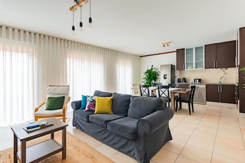 Spacious & Bright Apt | 4 min to Beach | Lift