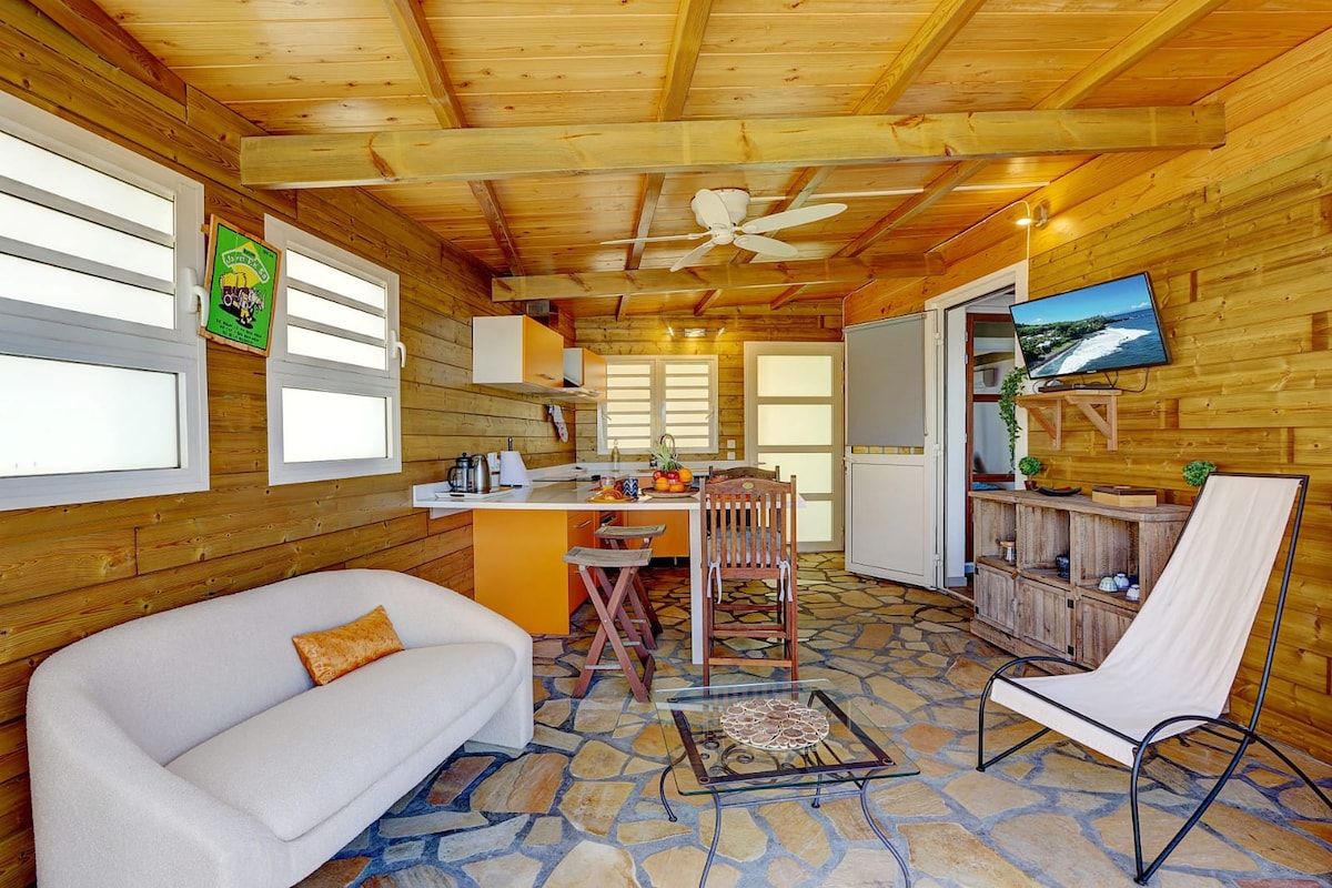 Top performing Airbnb: La Baie Attitude – 1 bedroom, sea view – Pool in Saint Joseph