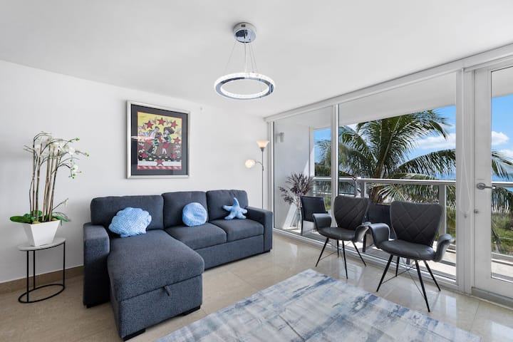 Walk-out Beachfront Condo With Pool & Views - Miami Beach