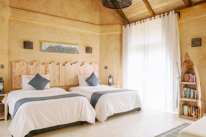 Това възхитително осветено помещение разполага с две двойни легла за гости, които спят отделно, но които също могат да бъдат комбинирани и превърнати в суперголямо двойно легло, ако е необходимо. 