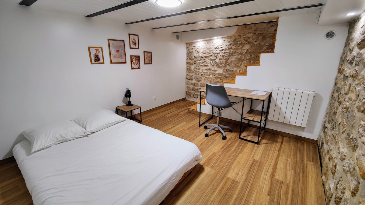 Гъвкава стая, много добре осветена и удобна. Двойно легло, нощно шкафче с лампа, обособено работно пространство с офис стол.

Ще оцените оригиналната двойна каменна стена.