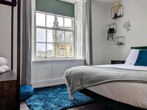Sterling
Stylish 2 bedroom, central, modern space