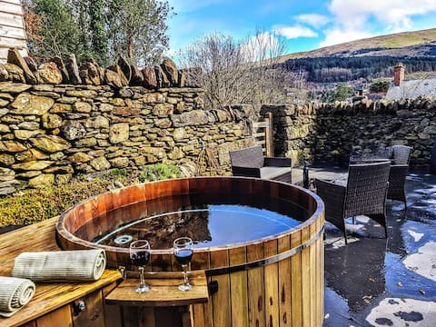 Relax with a Hot tub, log fire and stunning skies