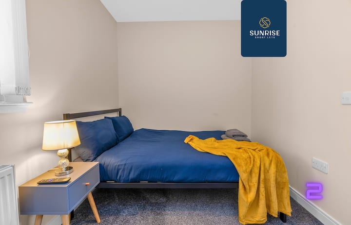 Group_Contractors_Accommodation_Dundee_Sunrise_Short_Term_Lets_Scotland_Best_Hospitality_Tourists_Relocation_Insurance_Serviced_Accommodation_Airbnb_Comfy_Workers_Near_Me_ Trade_Stays_Beds_for_Builders_Book_Direct_Central_Apartments