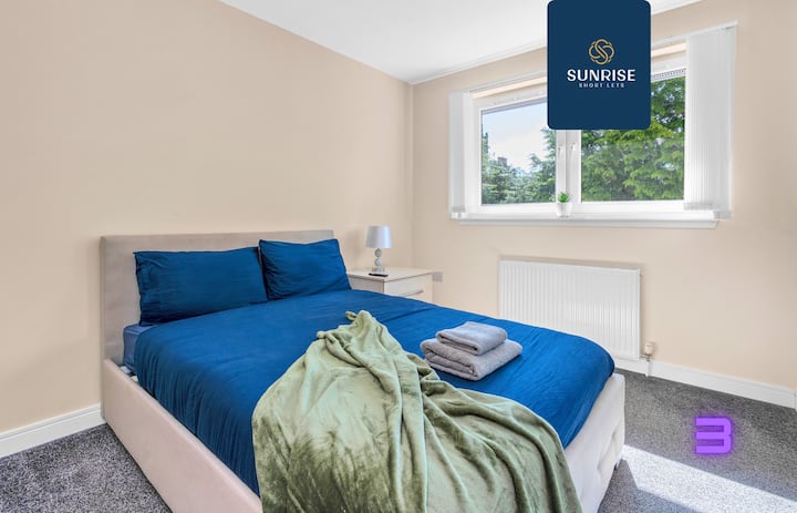 Group_Contractors_Accommodation_Dundee_Sunrise_Short_Term_Lets_Scotland_Best_Hospitality_Tourists_Relocation_Insurance_Serviced_Accommodation_Airbnb_Comfy_Workers_Near_Me_ Trade_Stays_Beds_for_Builders_Book_Direct_Central_Apartments