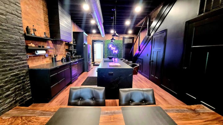 "The Black Pearl" Luxury 2 Bed 2.5 Bath Penthouse - New Albany, IN