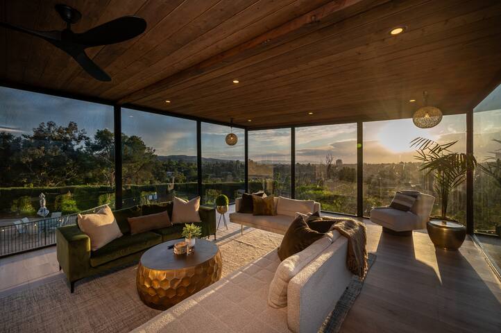 Spectacular mansion with amazing views gallery image 5