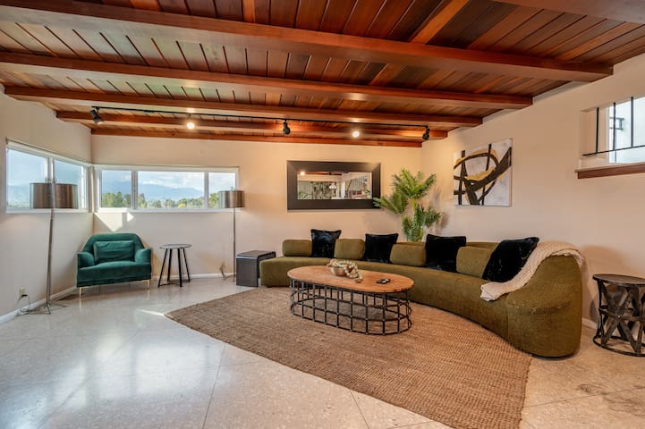 Spectacular mansion with amazing views gallery image 4