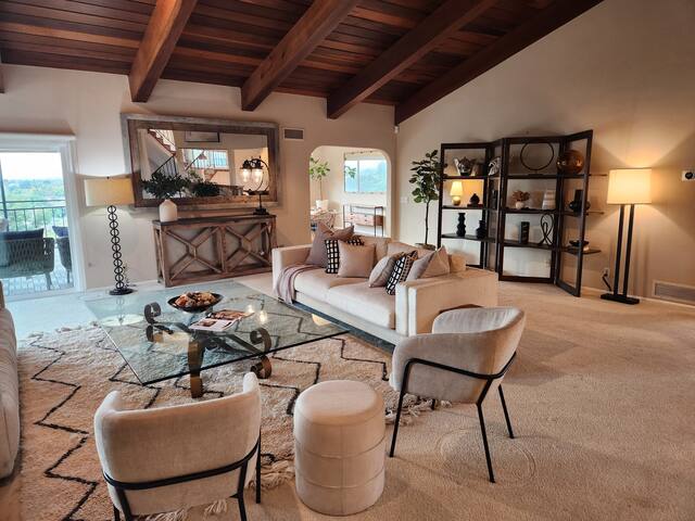 Spectacular mansion with amazing views gallery image 3