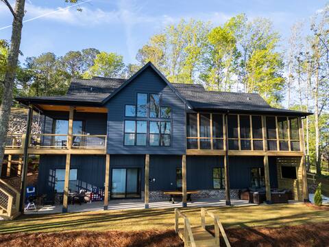 The BEST Group Lake House! Year round water!